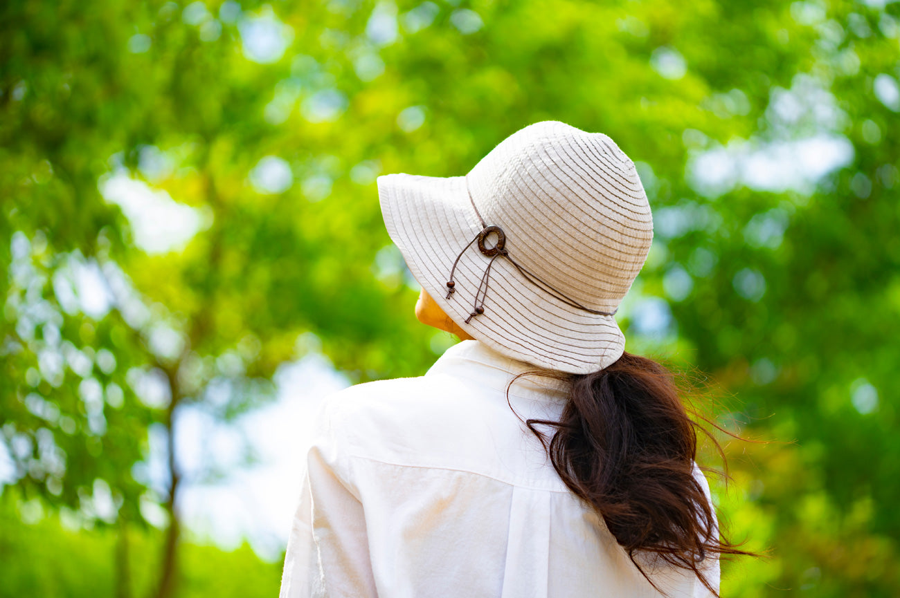 Woman in hat considering type 2 diabetes and sun exposure